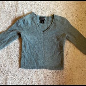 Blue V-cut sweater cropped